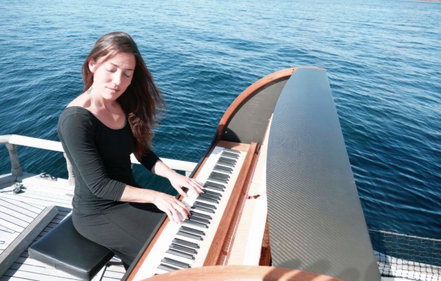 belle petite fille jouant du piano dans le salon ou l'école de